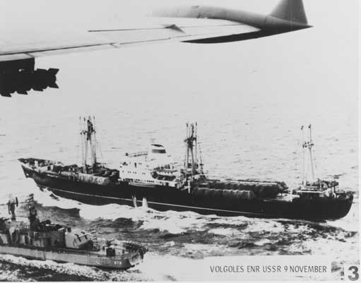 Kapal sipil Uni Soviet yang diduga mengangkut rudal dikawal oleh kapal perang negaranya, diawasi oleh P-2 Neptune