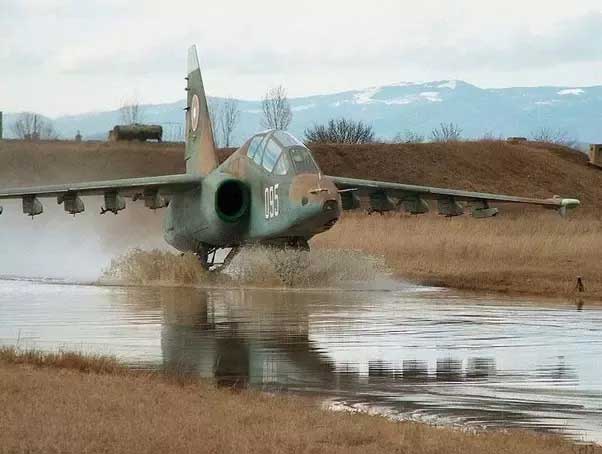 SU-25 mampu beroperasi dari landasan pacu yang buruk dan berair