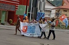 Pengibaran bendera bintang kejora di GOR Cendrawasih
