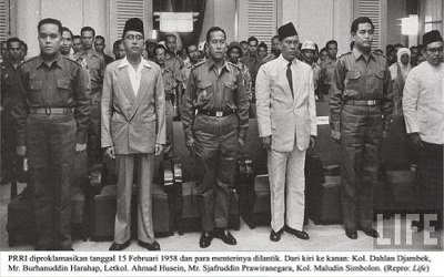 PRRI berawal dari tuntutan tokoh militer dan sipil Sumatra Tengah mengenai otonomi daerah dan desentralisasi. Ahmad Husein mendeklarasikan PRRI pada 15 Februari 1958 setelah merasa pemerintah tidak proaktif menanggapi tuntutan tersebut.