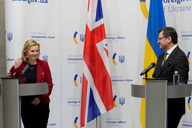Menteri Luar Negeri Inggris Liz Truss (kiri) dan Menteri Luar Negeri Ukraina Dmytro Kuleba menghadiri konferensi pers bersama setelah pembicaraan mereka di Kyiv, pada 17 Februari 2022. (Foto oleh Efrem Lukatsky/Pool/AFP via Getty Images)