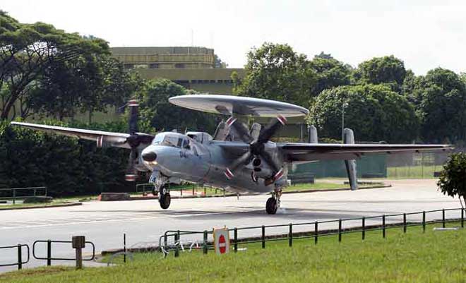 E-2C Hawkeye Singapura mendarat di jalanan