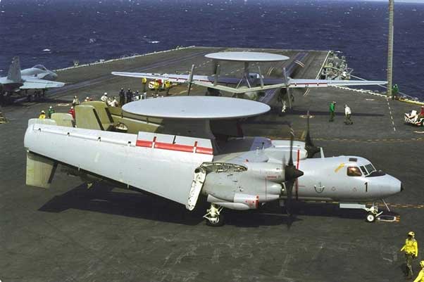 E-2C Hawkeye 2000 di Kapal Induk