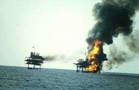 Anjungan minyak Iran yang hancur