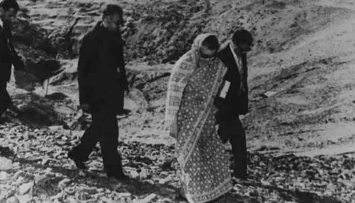 Perdanan Menteri India (PM) Indira Priyadarshini Gandhi mengunjungi situs tes Nuklir