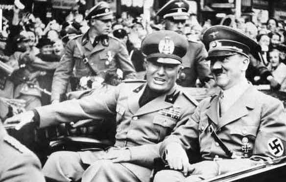 Pakta tersebut awalnya disusun sebagai aliansi militer tripartit antara Jepang, Italia dan Jerman. Meskipun Jepang ingin fokus pakta tersebut ditujukan ke Uni Soviet, Italia dan Jerman ingin fokus pakta tersebut ditujukan ke Britania dan Prancis. Karena ketidaksepakatan tersebut, pakta tersebut ditandatangani tanpa Jepang dan menjadi sebuah perjanjian antara Fasis Italia dan Jerman Nazi, yang ditandatangani pada 22 Mei 1939 oleh menteri luar negeri Galeazzo Ciano dari Italia dan Joachim von Ribbentrop dari Jerman.