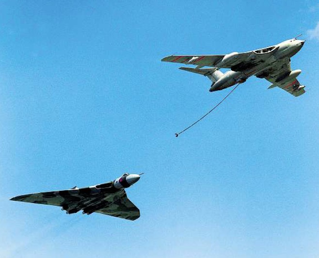 Pesawat pembom Vulcan dan tanker udara Victor