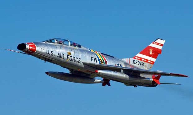 Pesawat tempur USAF pertama dari Century Series, itu adalah pesawat tempur USAF pertama yang mampu kecepatan supersonik dalam penerbangan tingkat. F‑100 dirancang oleh North American Aviation sebagai tindak lanjut dengan performa lebih tinggi dari pesawat tempur superioritas udara F-86 Sabre