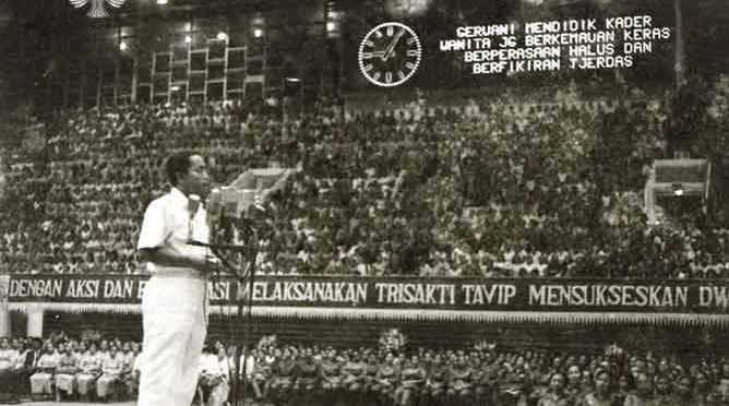 Ketua PKI(Partai Komunis Indonesia)DN Aidit berpidato di hadapan massa Gerwani di Jakarta tahun 1962.