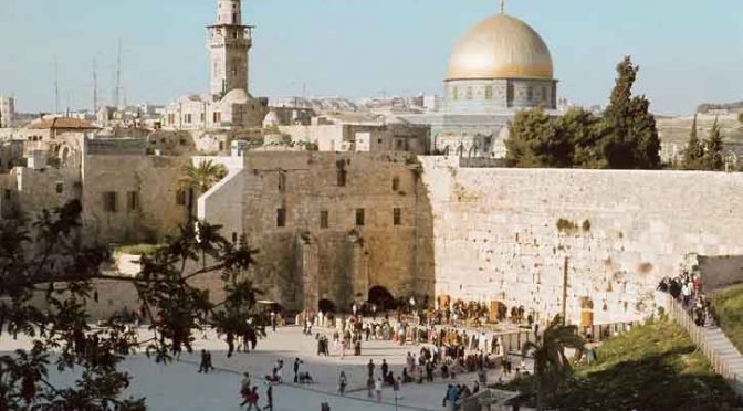 Masjid Al Aqsa berdiri di atas daratan tinggi Kota Tua Yerusalem Timur, yang direbut Israel dalam perang 1967.