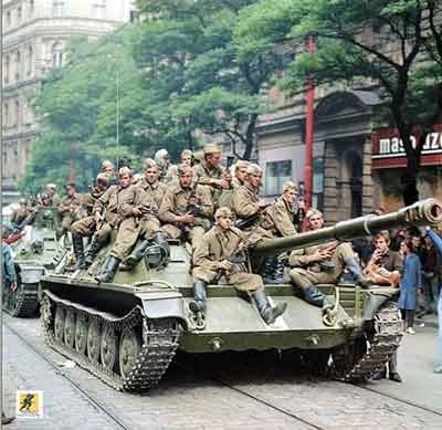 Sekitar pukul 11 malam pada tanggal 20 Agustus 1968, tentara Blok Timur dari empat negara Pakta Warsawa – Uni Soviet, Bulgaria, Polandia dan Hongaria – menyerbu Cekoslowakia. Malam itu, 250.000 tentara Pakta Warsawa dan 2.000 tank memasuki negara itu. Jumlah total pasukan penyerang akhirnya mencapai 500.000 - 20 Agustus 1968, Uni Soviet dan Pakta Warsawa menginvasi Cekoslowakia
