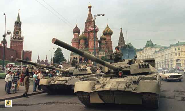Tank Angkatan Darat Soviet diparkir di Lapangan Merah Moskow setelah kudeta menggulingkan Presiden Soviet Mikhail Gorbachev, 19 Agustus 1991.