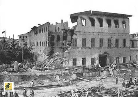 Tembakan meriam selama 38 menit menghancurkan istana kerajaan di Zanzibar. Inggris kemudian menuntut negara kecil itu mengganti biaya peluru yang telah dikeluarkan. - Perang Anglo(Inggris)-Zanzibar 1896.
