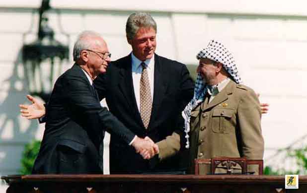 13 September 1993: Israel dan PLO menandatangani Oslo Accords