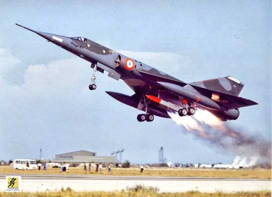 Pesawat pengebom Dassault Mirage IV mampu membawa 12 roket berbahan bakar padat yang diposisikan secara diagonal di bawah sayap sayapnya untuk lepas landas dengan bantuan roket (RATO). Pendorong, yang akan dibuang setelah diluncurkan, memungkinkan jet untuk beroperasi dari landasan udara yang kasar jika diperlukan untuk melakukannya.