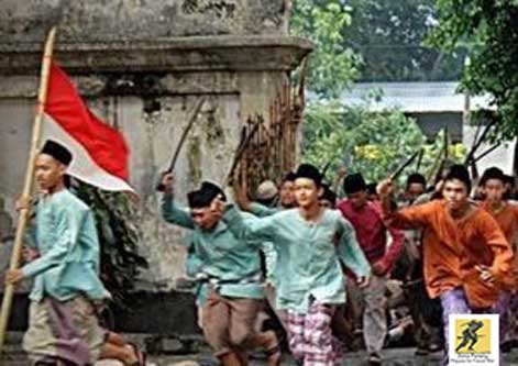 Pada 22 Oktober 1945, para kiai dan ulama di Jawa Timur mengeluarkan seruan berupa 'Resolusi Jihad' sebagai bentuk perlawanan terhadap kolonialisme Belanda.