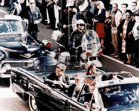 Presiden John F Kennedy dan Jacqueline di Dallas 22 November 1963
