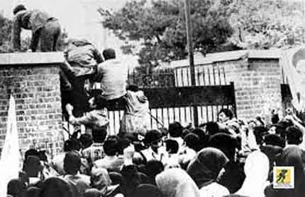 Mahasiswa Iran memadati Kedutaan Besar AS di Teheran (4 November 1979)