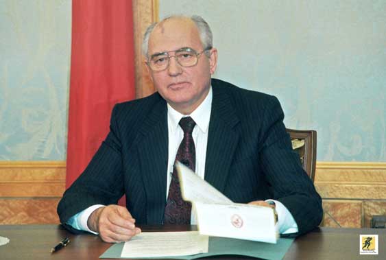 Mikhail Gorbachev mengundurkan diri sebagai presiden Uni Soviet