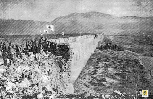 Tentara Jepang berdiri di atas reruntuhan Gerbang Zhongshan Nanking pada 13 Desember dengan Zijinshan sebagai latar belakang.