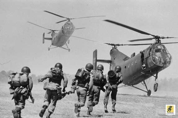 Tentara ARVN / Vietnam Selatanberlari untuk menaiki helikopter CH-21C Shawnee Angkatan Darat Amerika