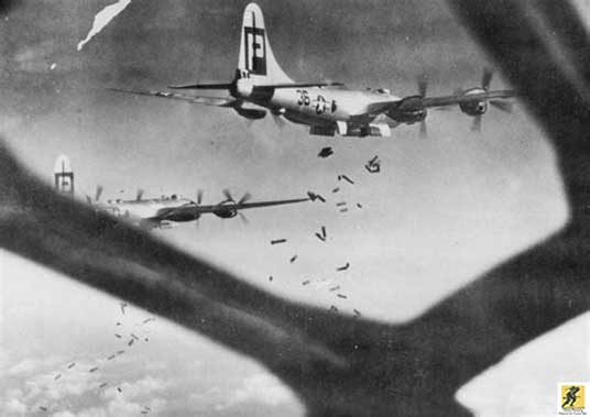 B-29 - Sekutu membombardir Bangkok, membuat Thailand, yang saat itu berada di bawah kendali Jepang, mendeklarasikan perang melawan Amerika Serikat dan Inggris
