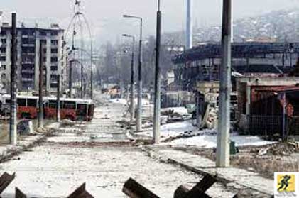 Angkatan Darat Republika Srpska mengepung Sarajevo dengan kekuatan pengepungan 18.000 orang yang ditempatkan di bukit-bukit di sekitarnya, dari mana mereka menyerang kota dengan artileri, mortir, tank, senjata anti-pesawat terbang, senapan mesin berat, peluncur roket berganda, bom pesawat dan senapan penembak jitu. Dari tanggal 2 Mei 1992, Serbia memblokade kota. Pasukan pertahanan pemerintah Bosnia di dalam kota yang terkepung tidak dilengkapi dengan peralatan yang memadai dan tidak mampu mematahkan pengepungan. Penandatanganan Perjanjian Dayton di Paris mengakhiri Perang Bosnia yang berlangsung selama 3 1/2 tahun. Selama pengepungan, 11.541 orang kehilangan nyawa mereka, termasuk lebih dari 1.500 anak-anak. Sebanyak 56.000 orang lainnya terluka, termasuk hampir 15.000 anak-anak.