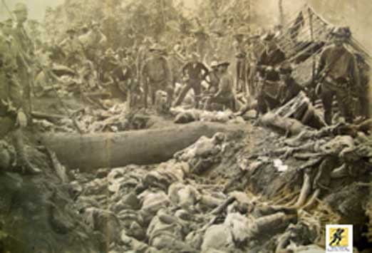 First Battle of Bud Dajo / Moro Crater Massacre - Tentara AS berpose dengan korban tewas dari suku Moro setelah pertempuran