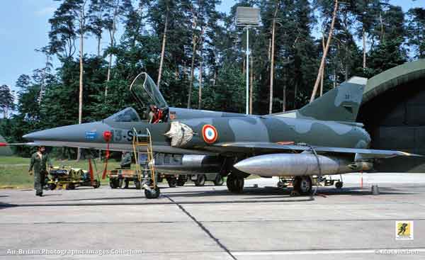 Mirage 5F: Pesawat tempur serangan darat dengan satu kursi untuk Angkatan Udara Prancis. 50 Mirage 5J bekas Israel.
