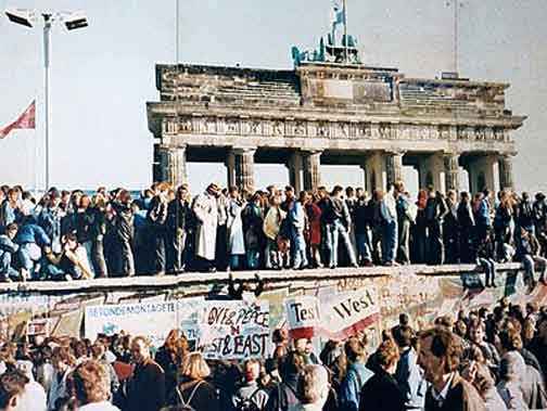 Runtuhnya Tembok Berlin pada bulan November 1989
