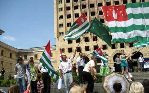 23 Juli 1992, Abkhazia mendeklarasikan kemerdekaan dari Georgia ( Konflik Abkhazia-Georgia )