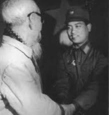 Kapten Nguyễn Văn Cốc mendapat ucapan selamat dari Hồ Chí Minh, Presiden Republik Demokratik Vietnam.