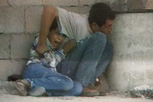 Rekaman yang diambil oleh Talal Abu Rahma menunjukkan Jamal al-Durrah berusaha melindungi putranya, Muhammad, pada tanggal 30 September 2000 di Gaza