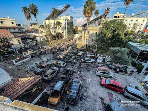 Tempat parkir yang terbakar di Rumah Sakit Al-Ahli di Gaza