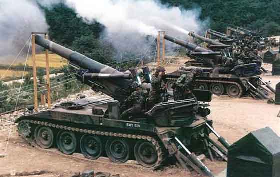 Pasukan pertahanan diri darat Jepang M110 selama latihan tembak langsung.